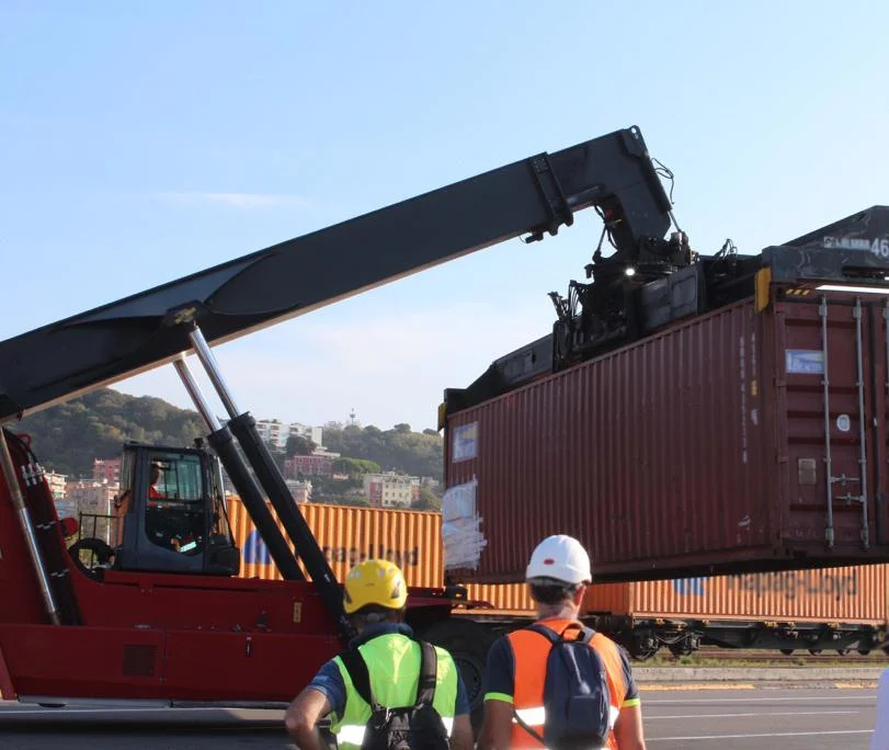 Equipamiento en camión para intervención urgente en puerto – 2