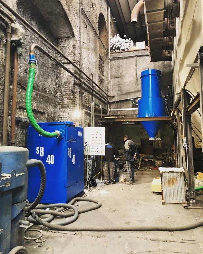 Centralised vacuum system for high-temperature molten material in the zinc alloy sector