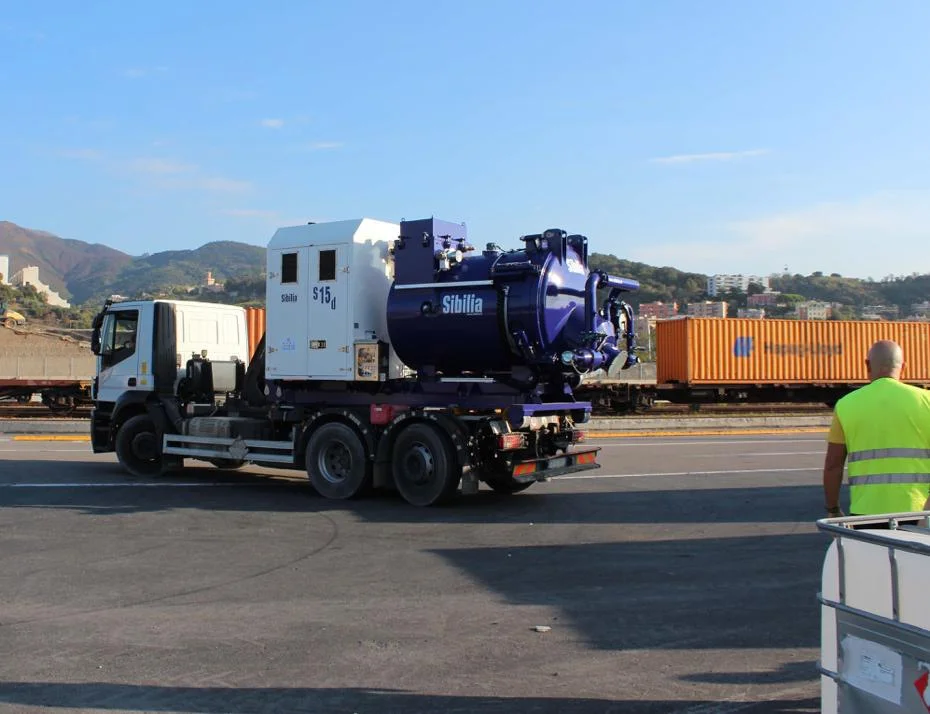 Equipamiento en camión para intervención urgente en puerto – 1